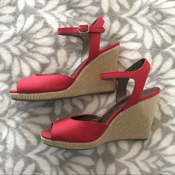 SOLD: Moda red wedge heels - Picture 3 of 6